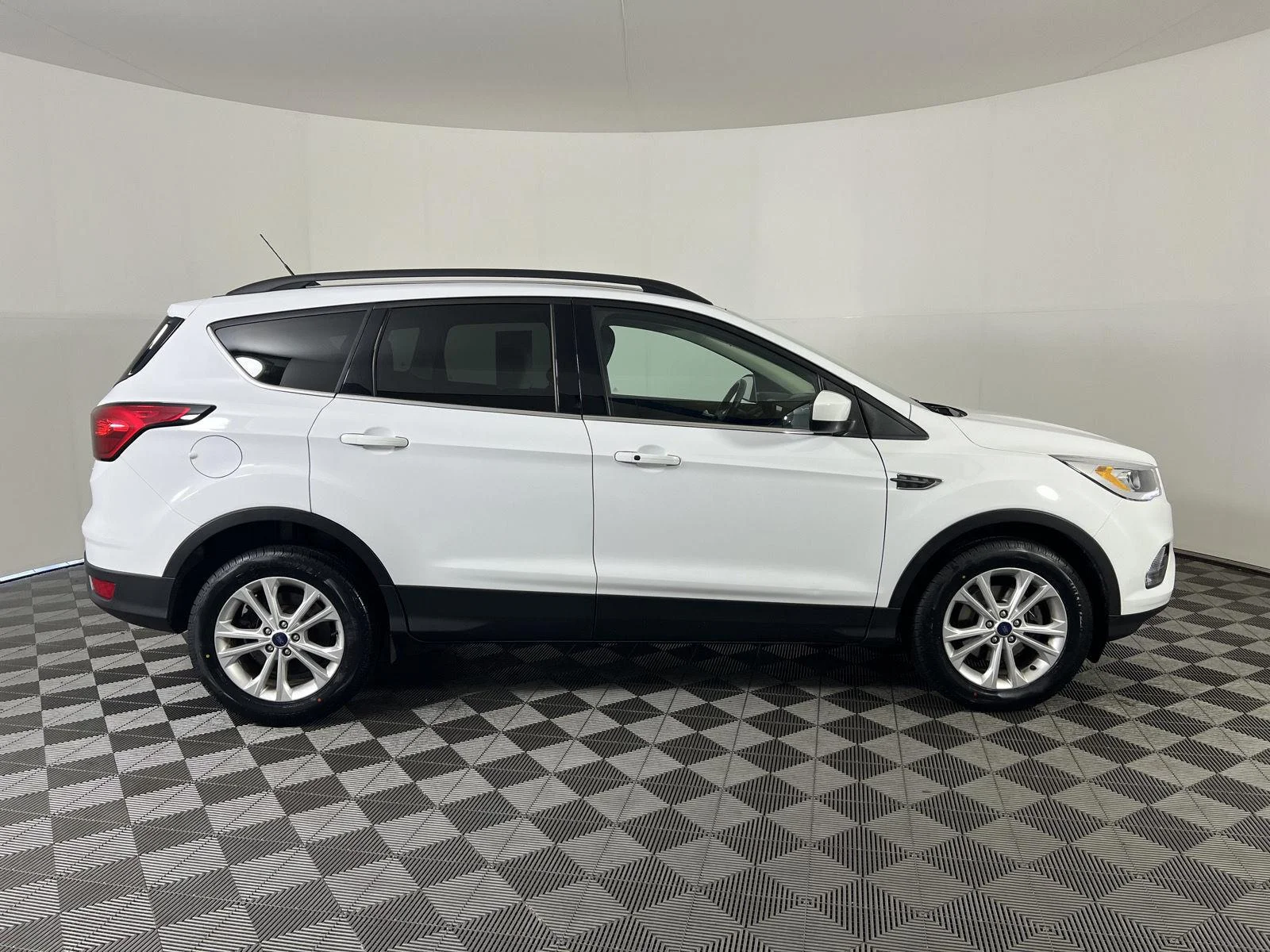 Used 2019 Oxford White Ford SEL image 24