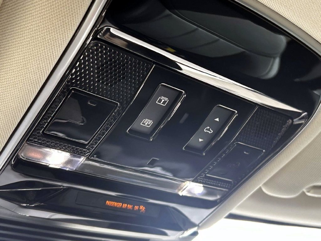 Used 2025 Silver Land Rover SE image 29