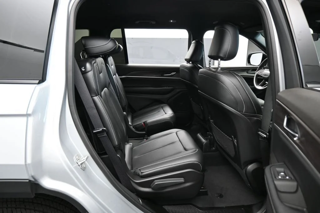 Used 2025 Silver Jeep Limited image 40