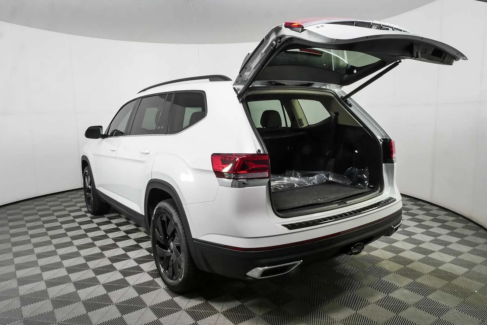 New 2026 Opal White Pearl Volkswagen 2.0T SE w/Technology image 35