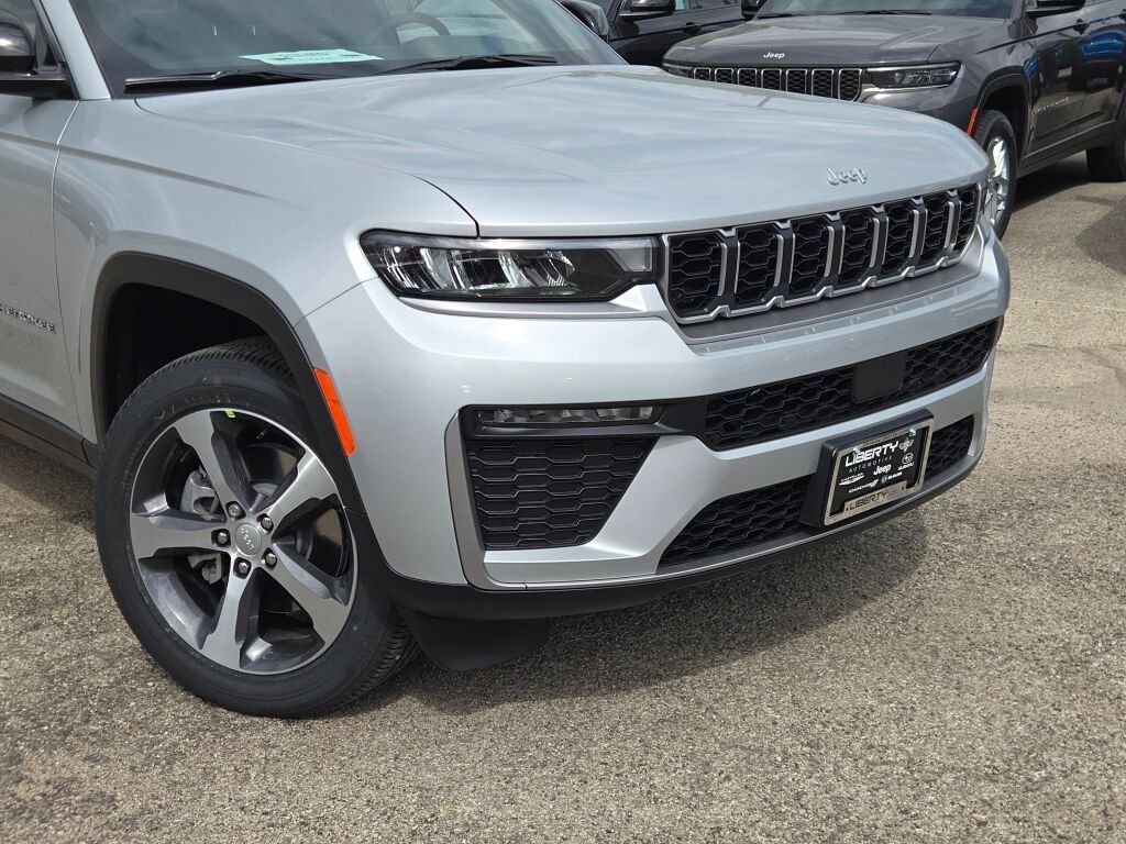 New 2026 Silver Zynith Exterior Paint Jeep Limited image 3