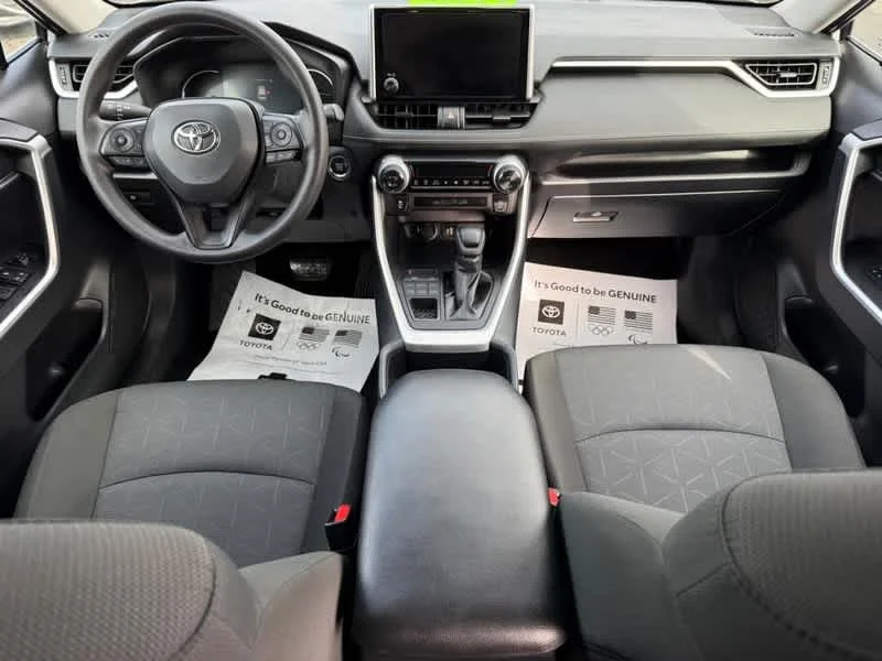 2025 Toyota RAV4 XLE - Photo 11