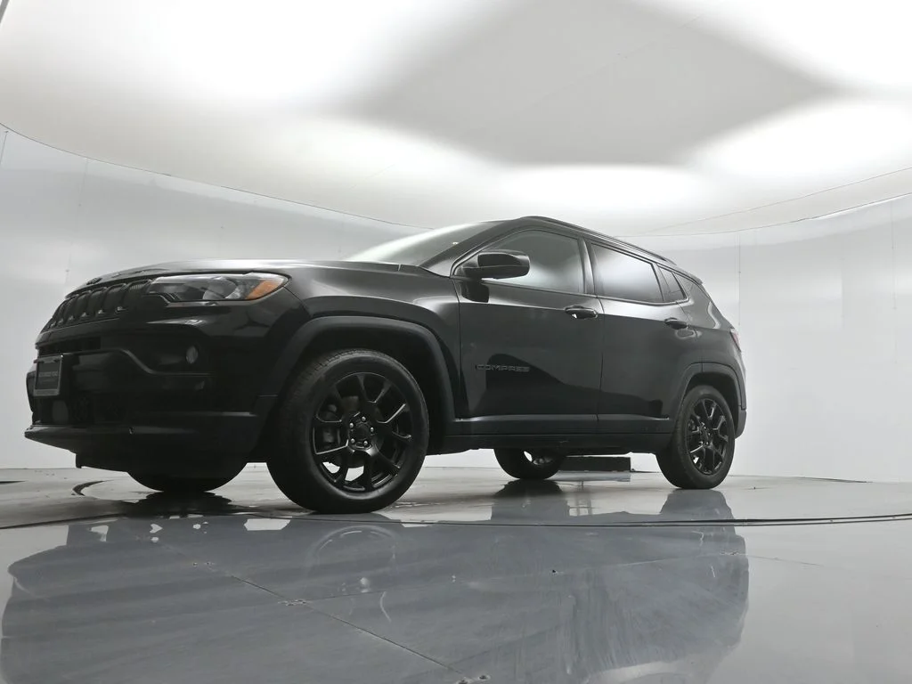 Used 2022 Black Jeep Altitude image 40