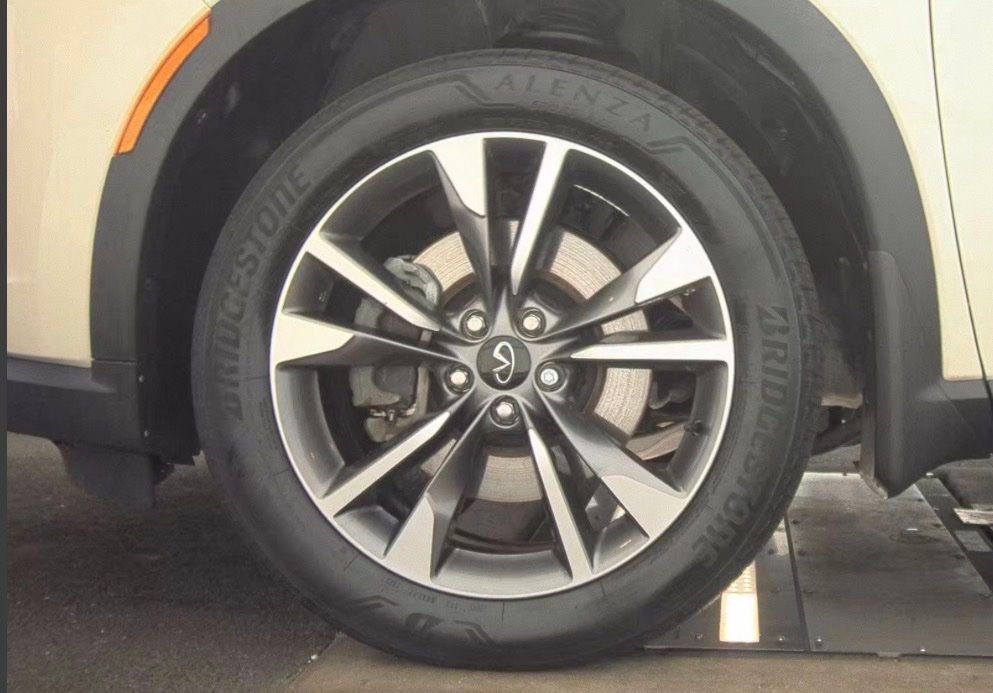 Used 2023 White INFINITI LUXE image 12