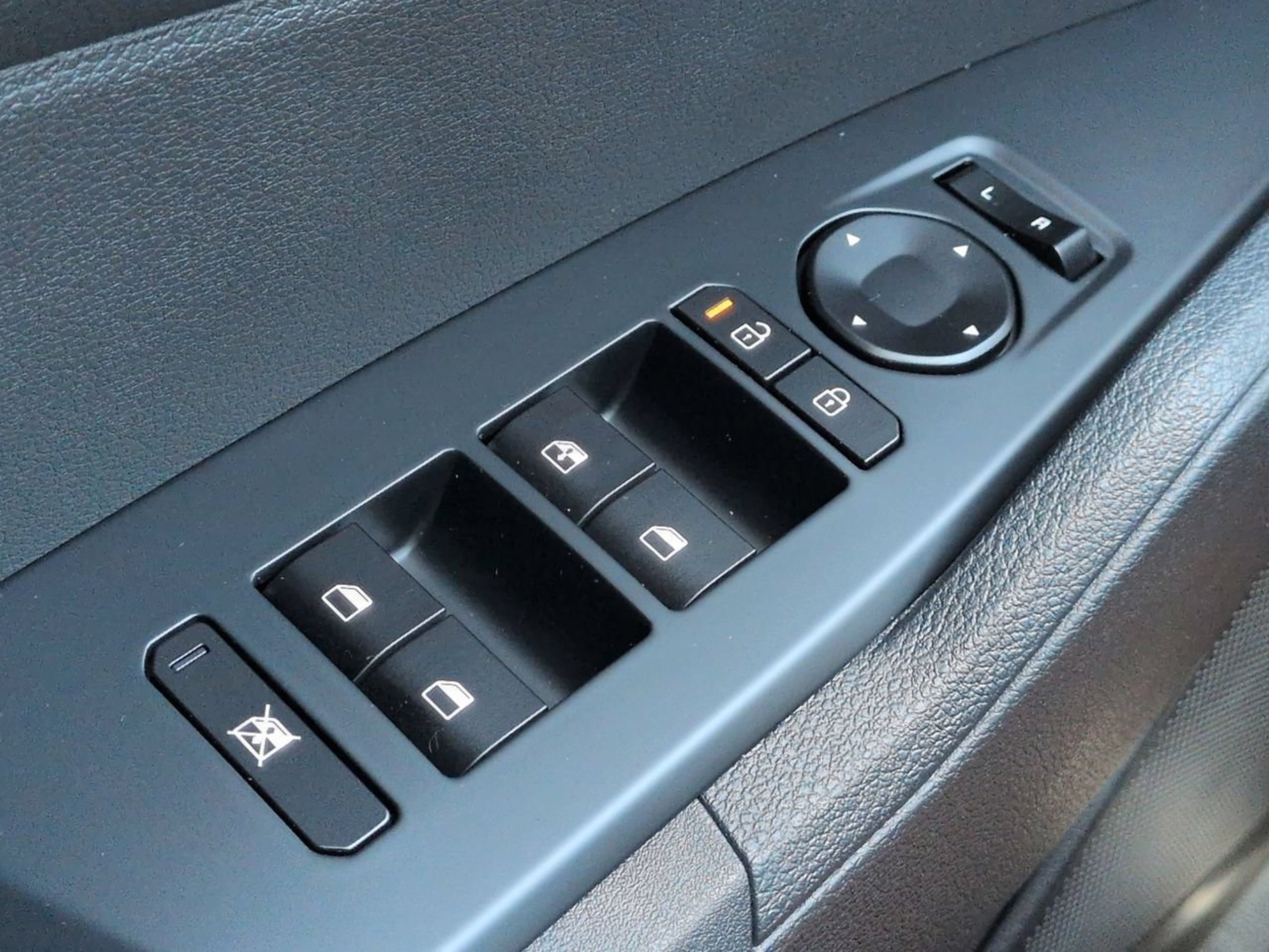 New 2026 Snow White Pearl Kia LX image 20