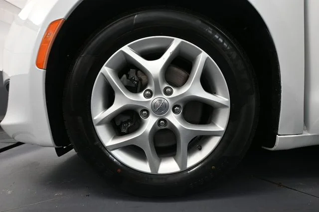 Used 2020 White Chrysler Limited image 16