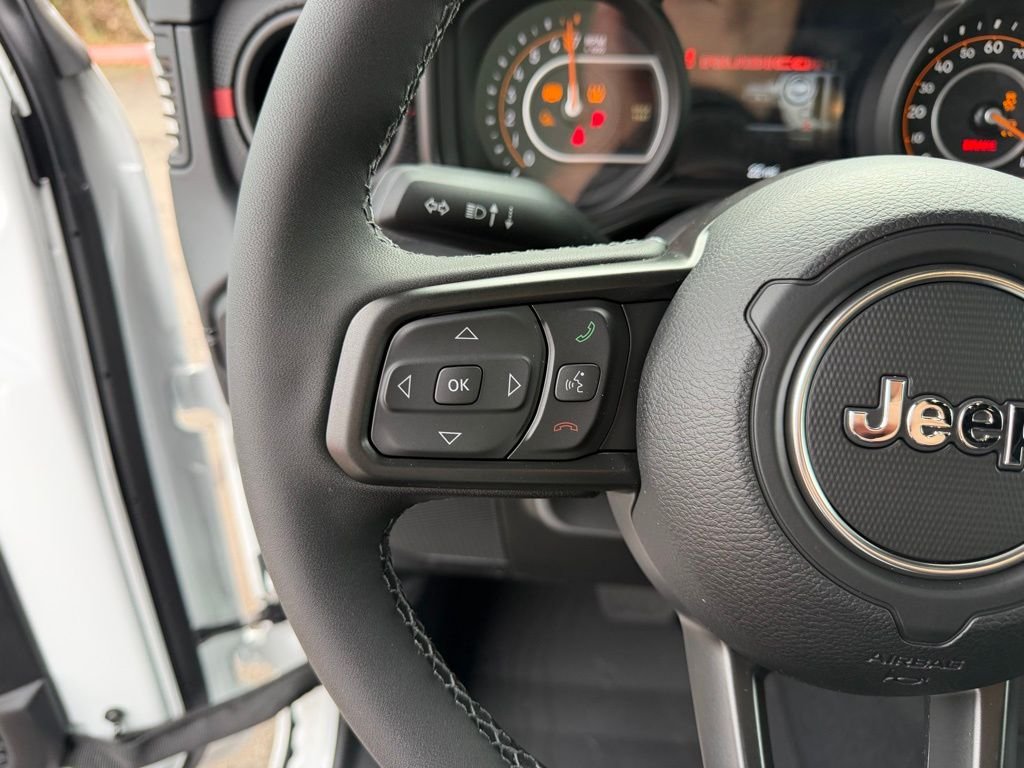 New 2026 Bright White Clear-Coat Exterior Paint Jeep Rubicon X image 16
