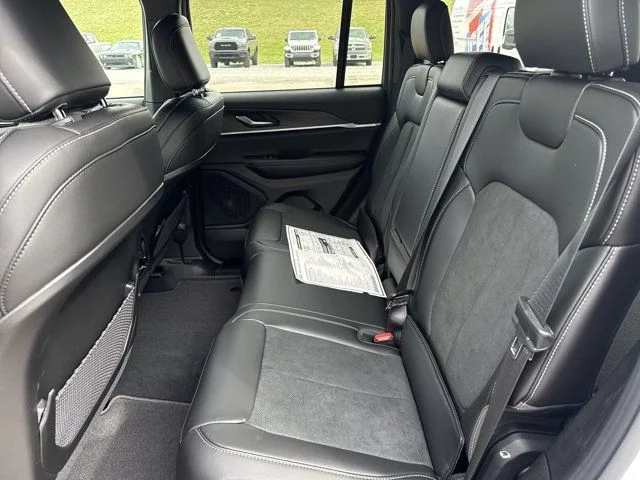 New 2026 Bright White Clear-Coat Exterior Paint Jeep Altitude image 6