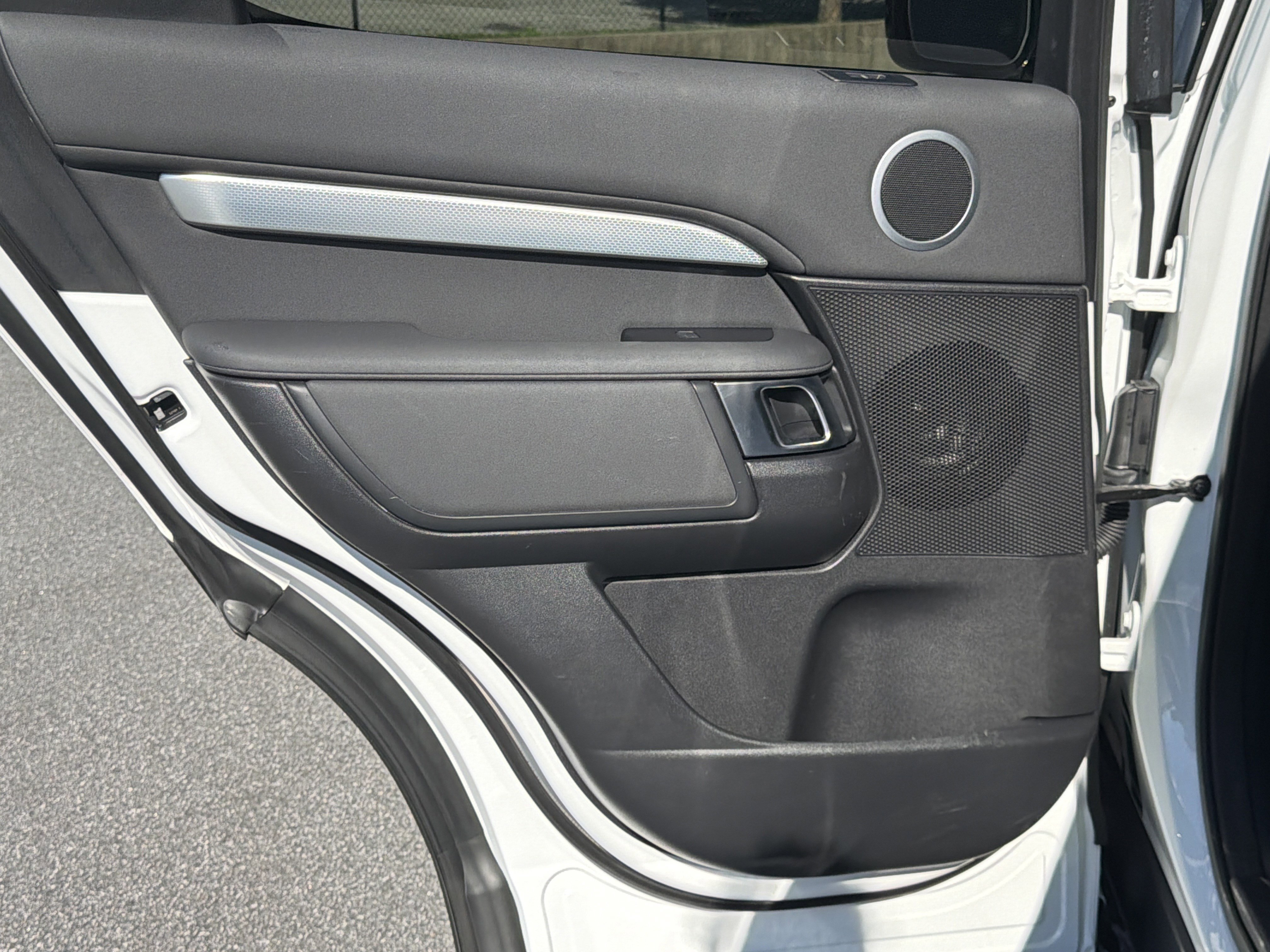 Used 2020 Fuji White Land Rover Landmark Edition image 27