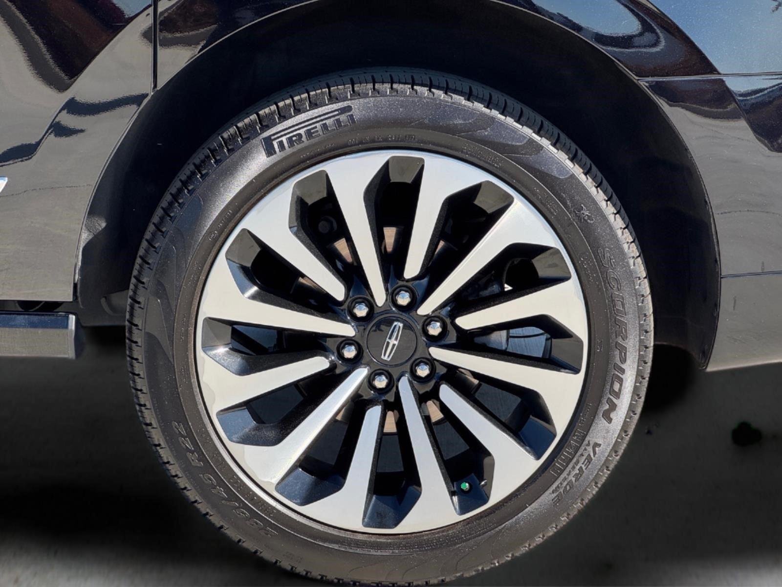 Used 2023 Infinite Black Metallic Clearcoat Lincoln Reserve image 13