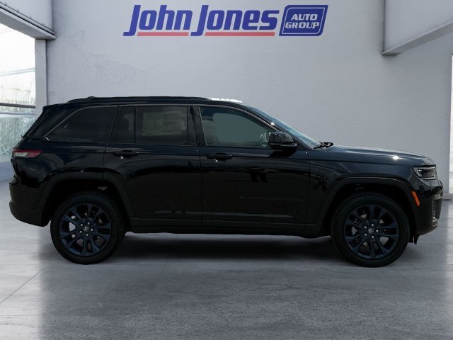 New 2026 Diamond Black Crystal Pearl-Coat Exterior Paint Jeep  image 6