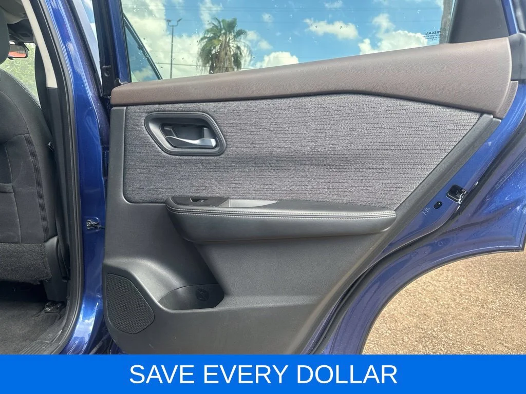 Used 2022 Blue Nissan SV image 17