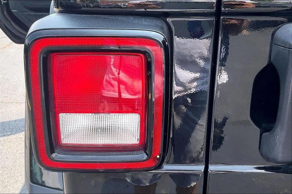 Used 2018 Black Jeep Unlimited Sahara image 28