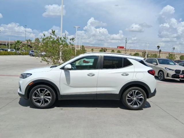 Used 2022 White Buick Select image 3