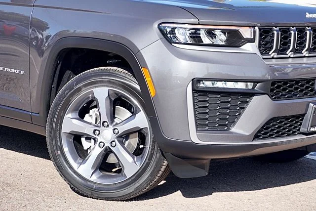New 2026 Baltic Gray Metallic Clear-Coat Exterior Paint Jeep Limited image 4