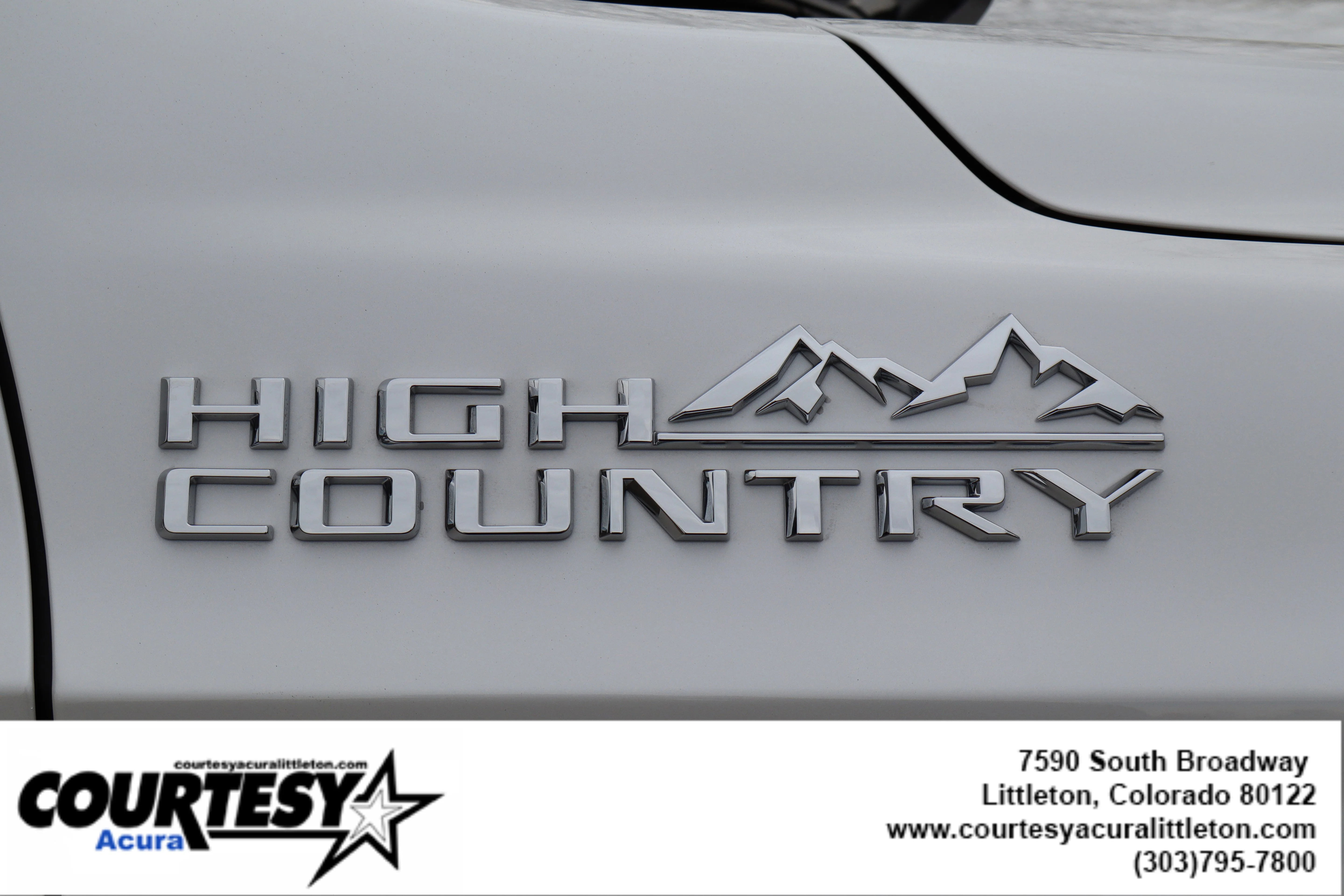 Used 2025 Iridescent Pearl Tricoat Chevrolet High Country image 6