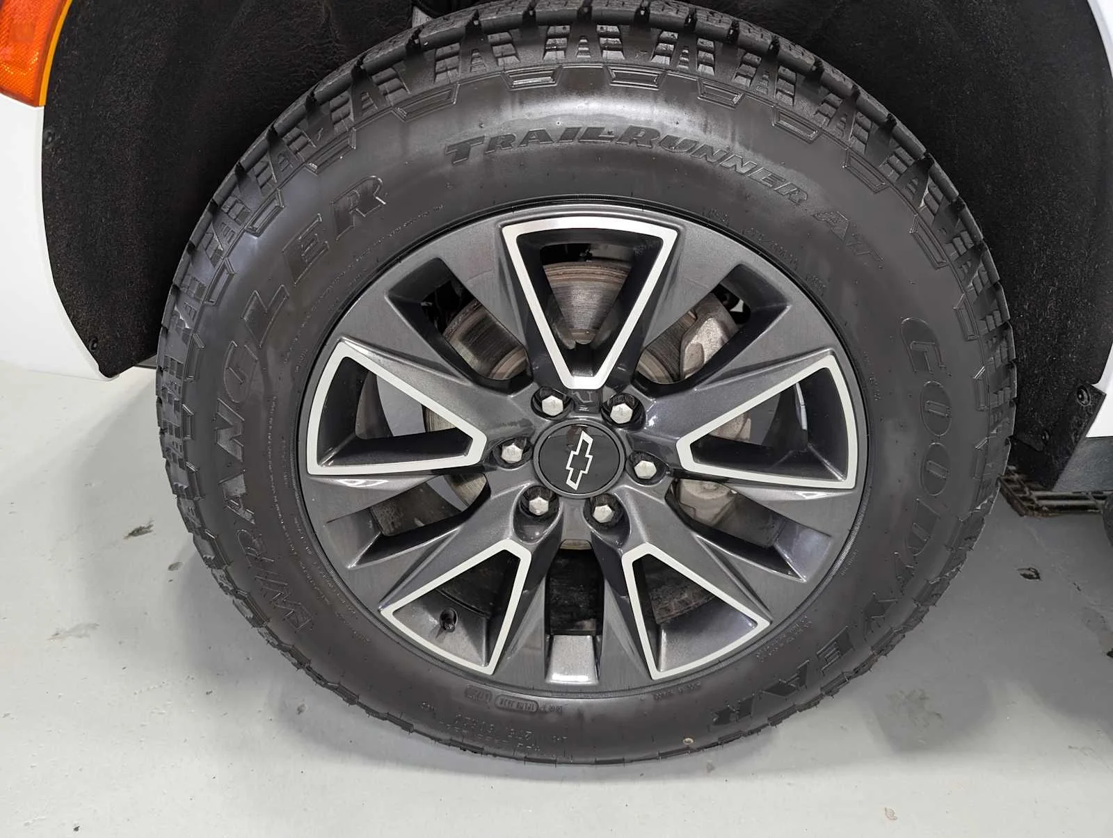 Used 2022 Summit White Chevrolet Z71 image 3