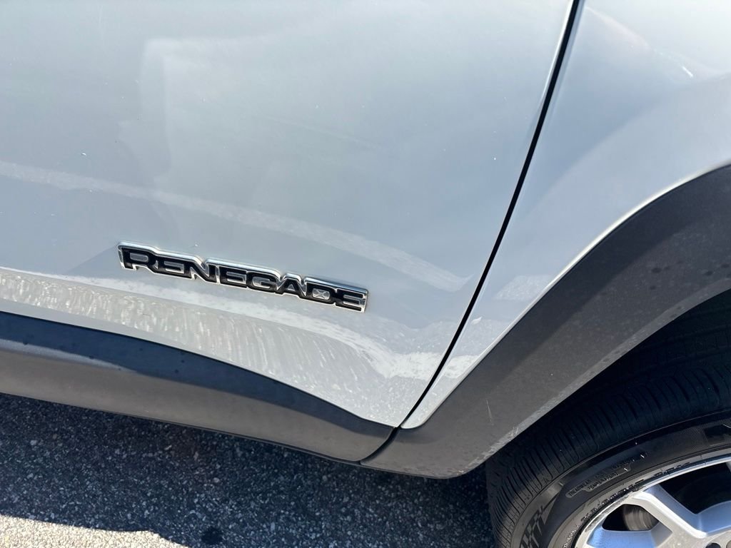 Used 2019 White Jeep Latitude image 7