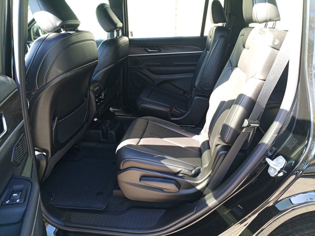 New 2027 High-Gloss Black Paint Jeep Limited image 14