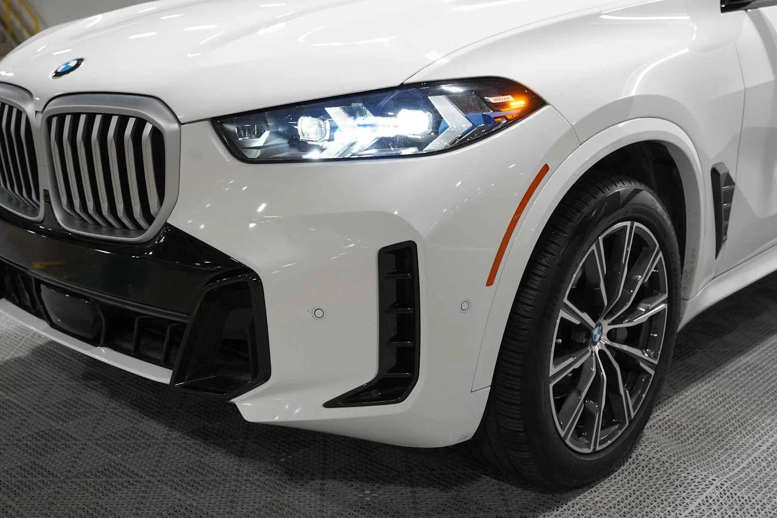 Certified Used 2025 Alpine White BMW xDrive40i image 7