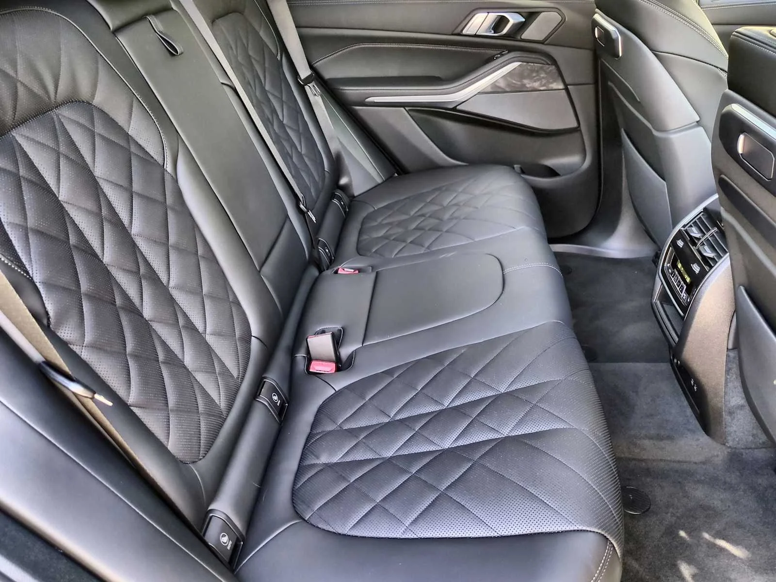 New 2026 Black Sapphire Metallic BMW M60i image 21