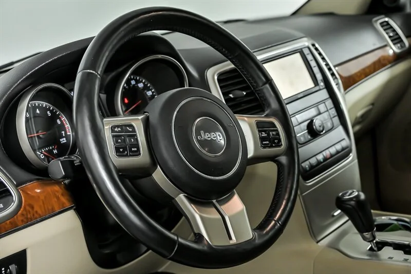 Used 2011 White Gold Clear Coat Jeep Limited image 20