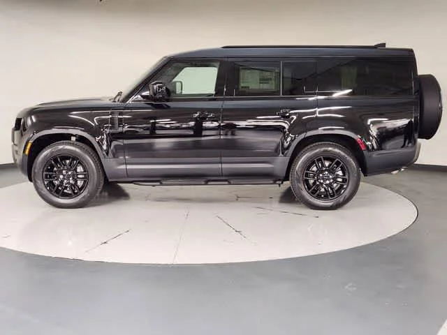 New 2026 Santorini Black Metallic Land Rover S image 5