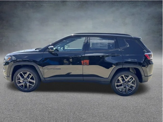 New 2026 Diamond Black Crystal Pearl-Coat Exterior Paint Jeep Limited image 5