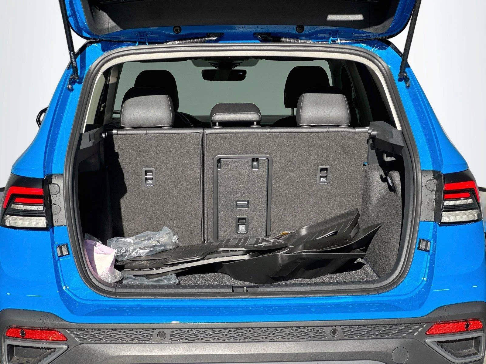 New 2026 Cornflower Blue w/Deep Black Roof Volkswagen SE Black image 25