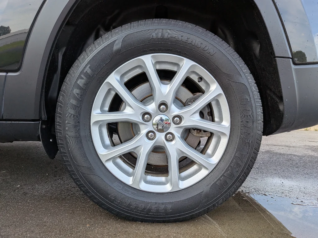 Used 2015 Brilliant Black Crystal Pearlcoat Jeep Latitude image 26