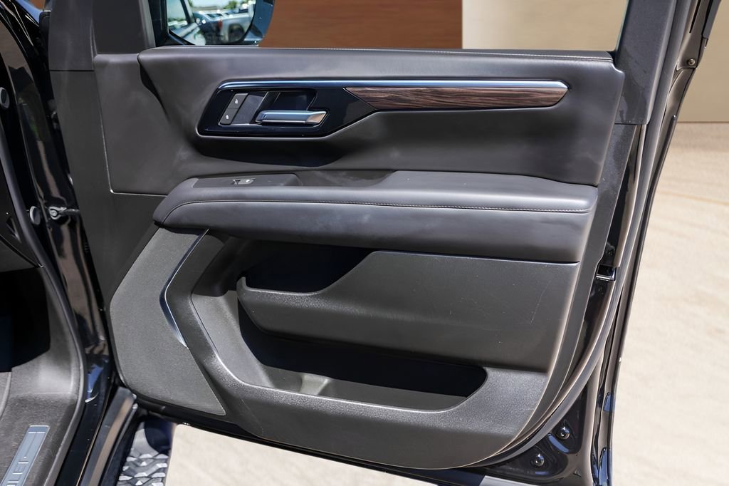 Used 2025 Black Chevrolet Z71 image 29