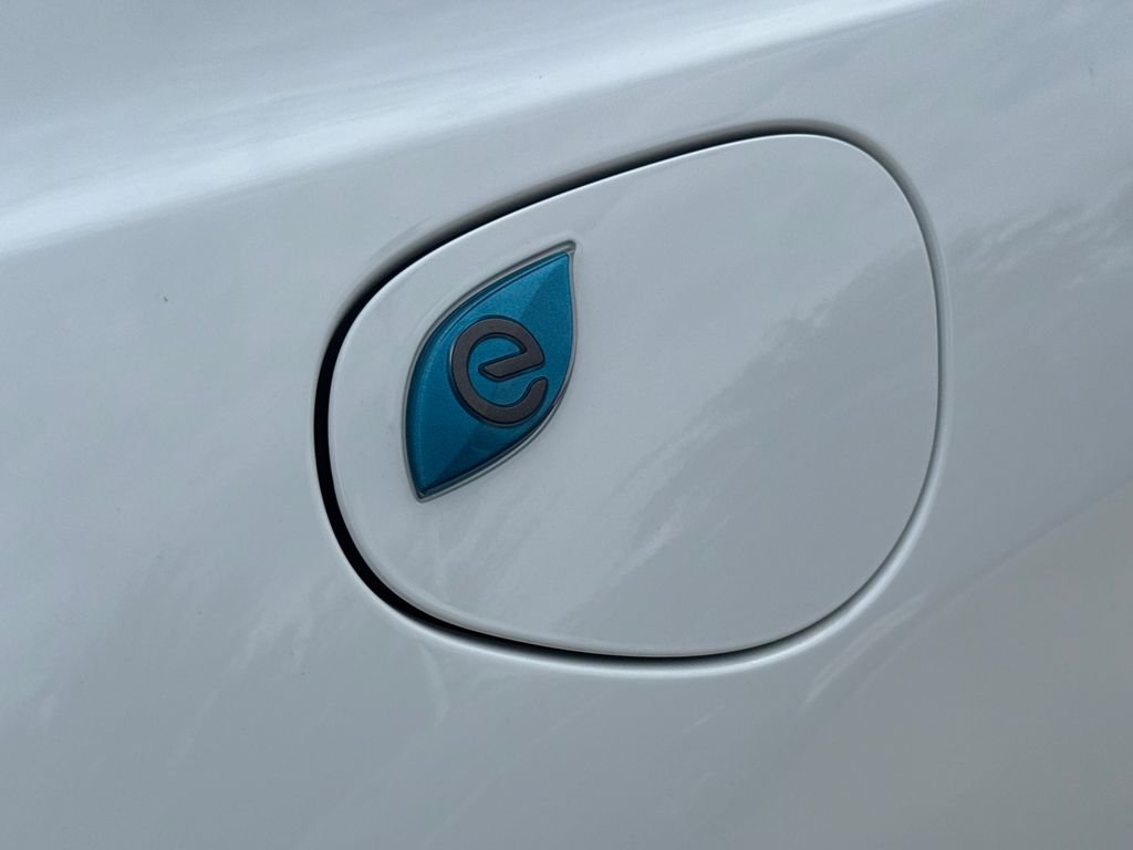 Used 2024 White Chrysler Select image 6