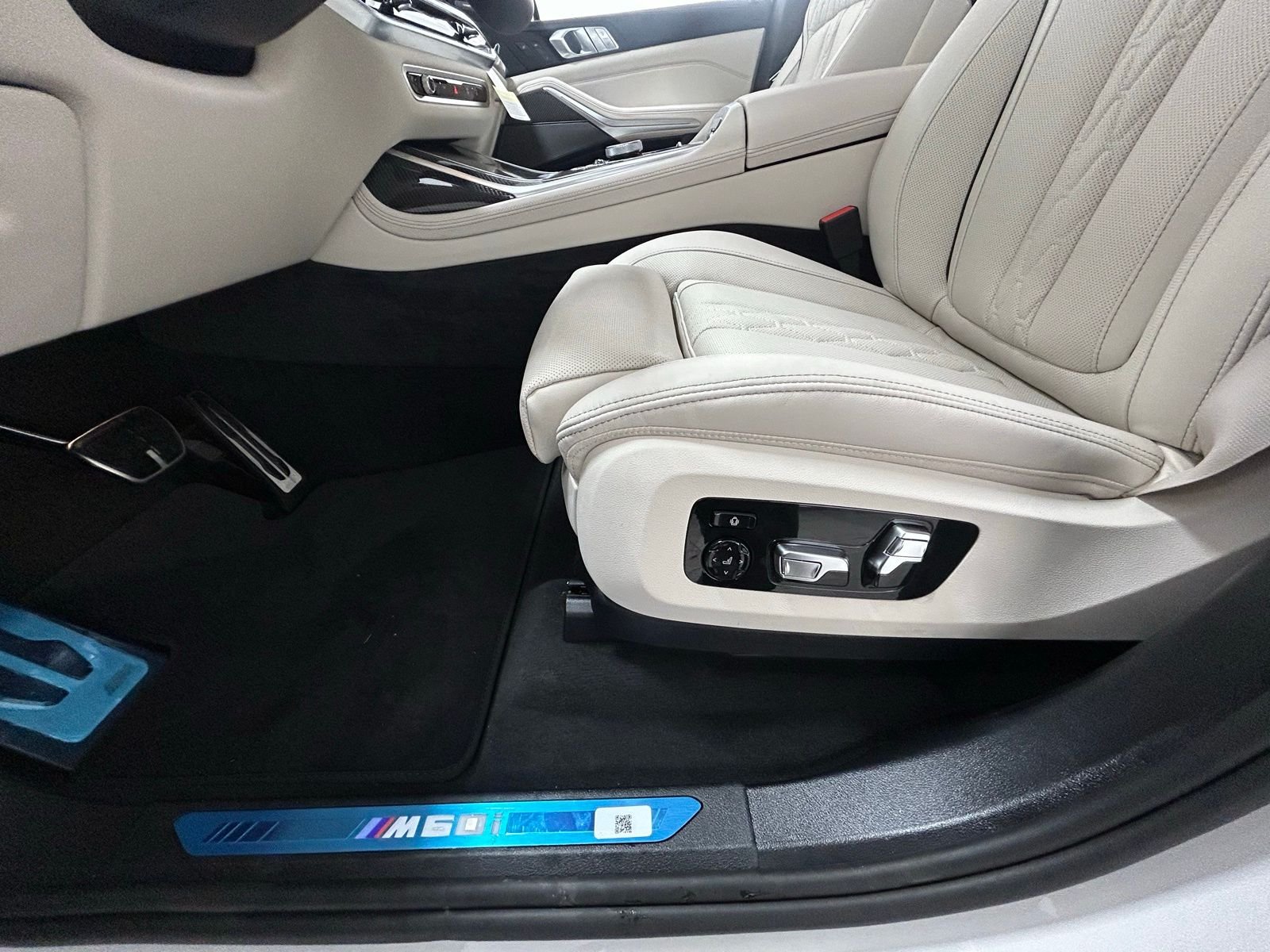 New 2026 Alpine White BMW M60i image 31