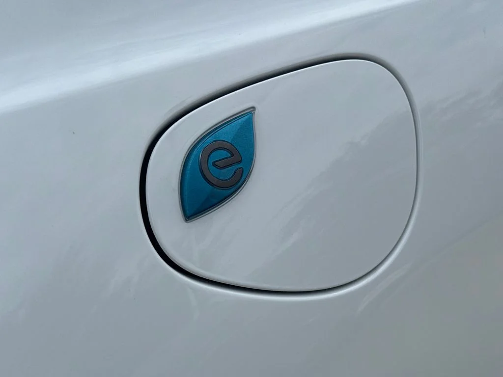 Used 2024 White Chrysler Select image 6