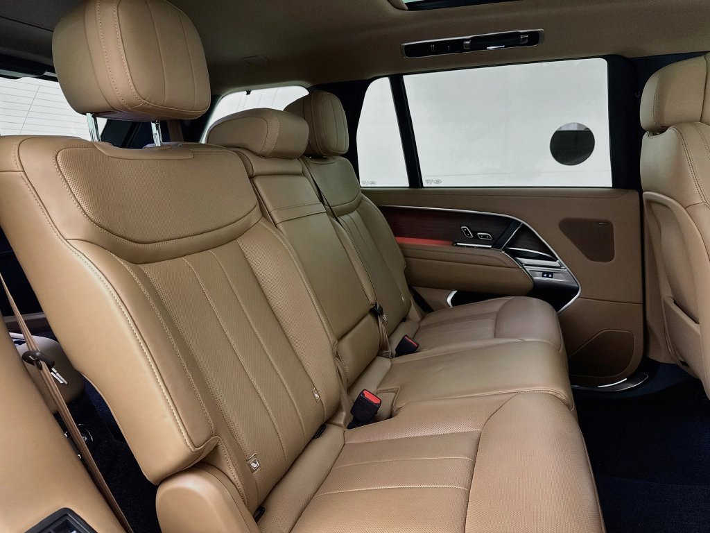 Used 2025 White Land Rover SE image 28