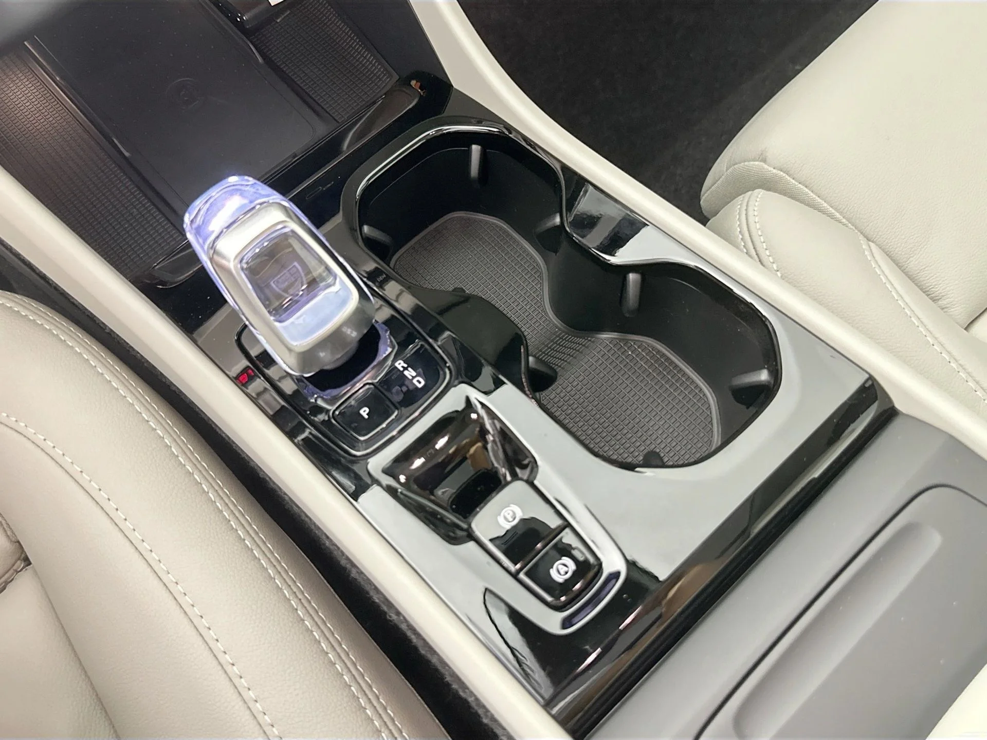 2026 Volvo XC40 Plus - Photo 16