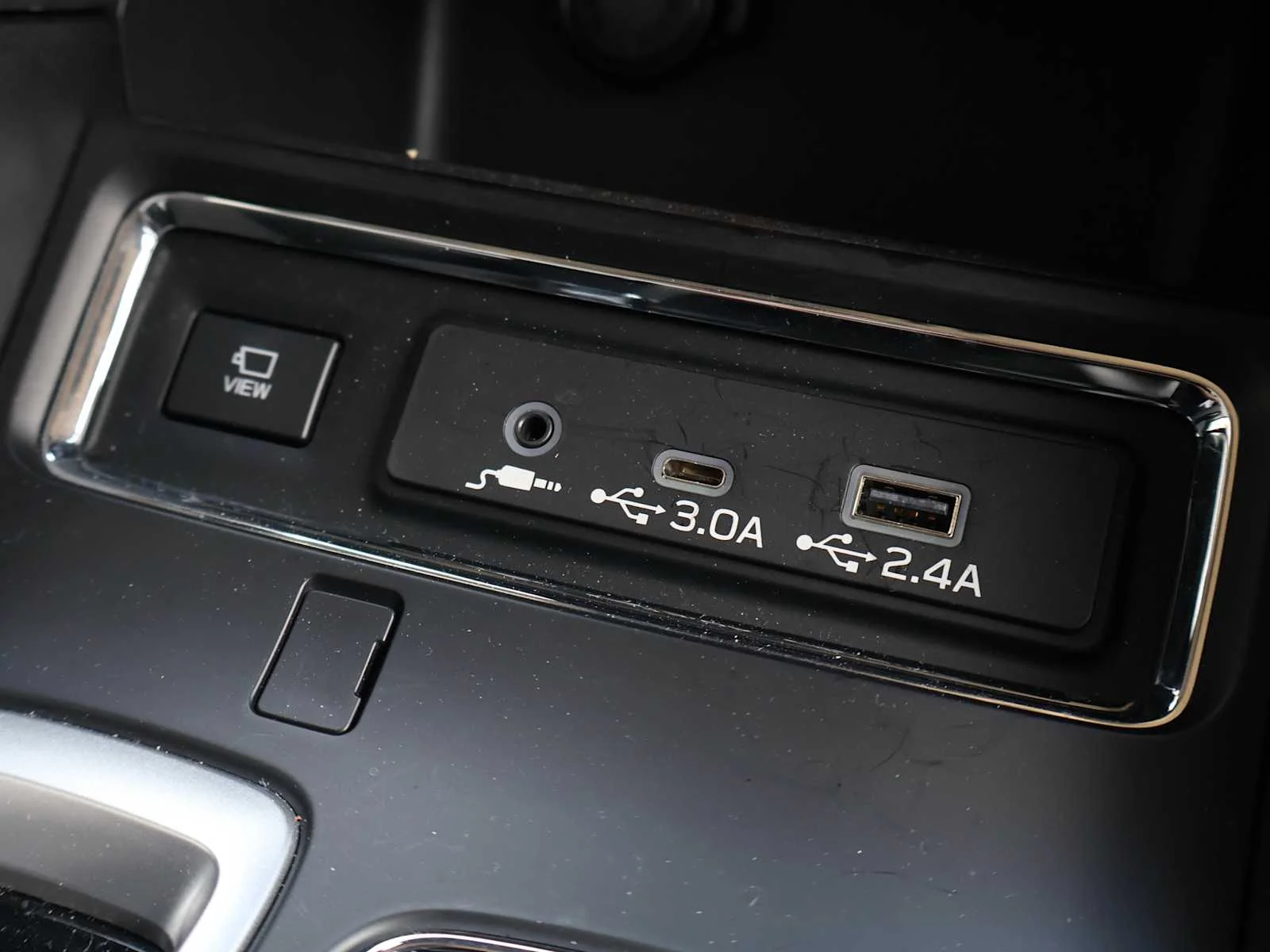 Used 2023 Crystal White Pearl Subaru Limited image 22
