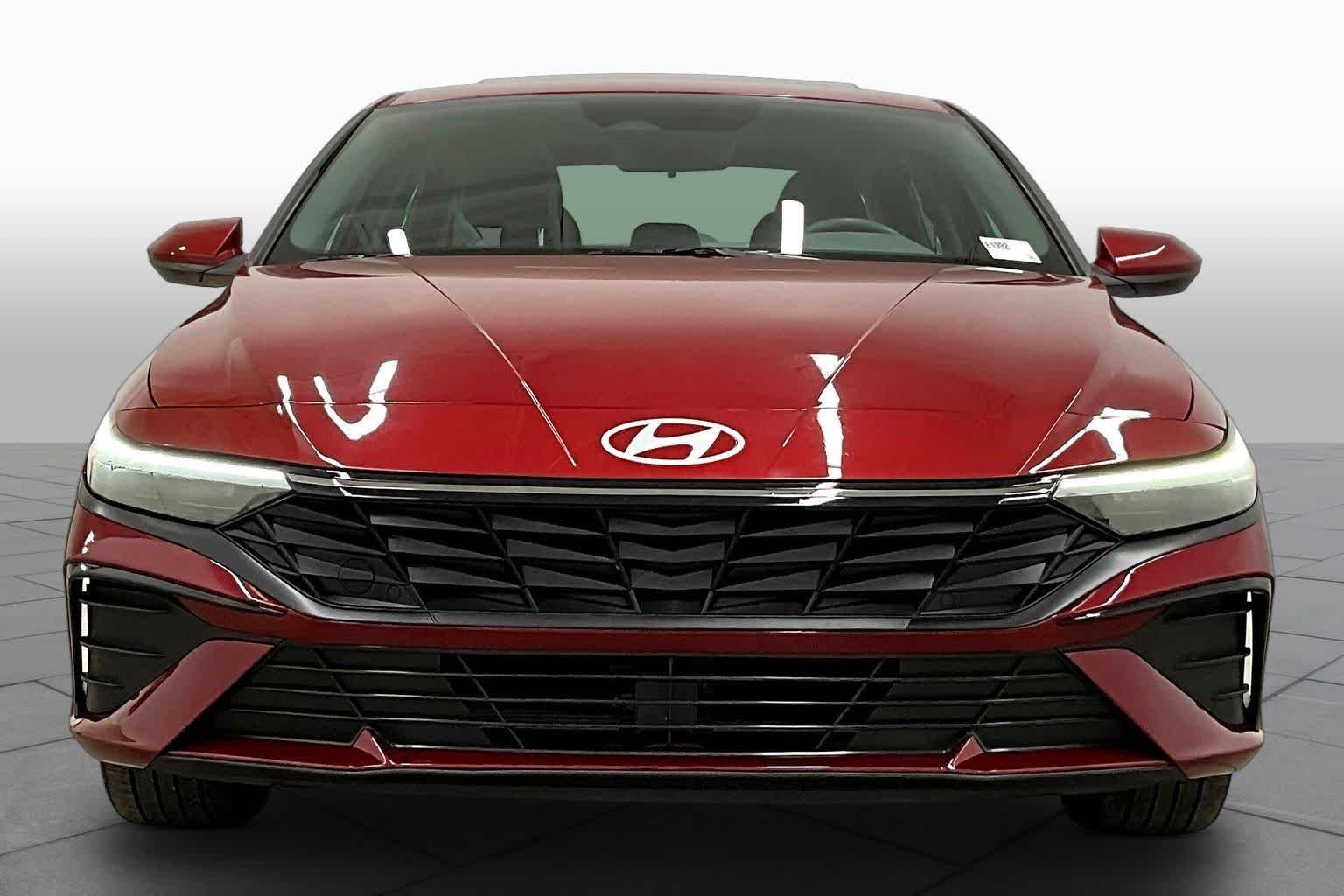 Used 2025 Ultimate Red Hyundai SEL Convenience image 4