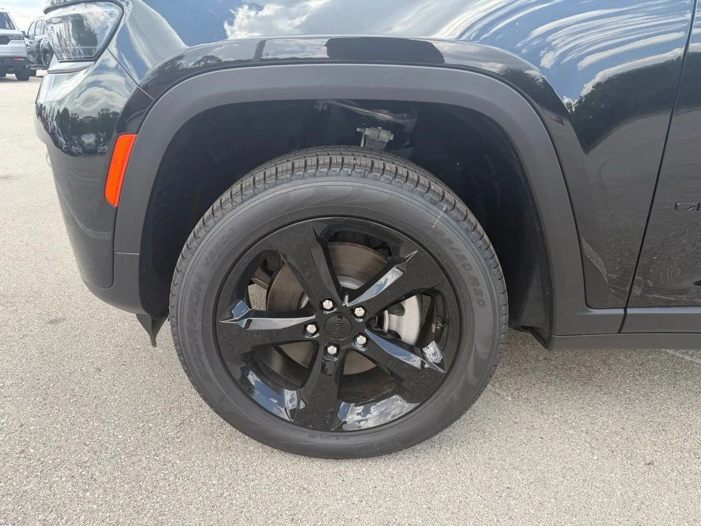 New 2026 Diamond Black Crystal Pearl-Coat Exterior Paint Jeep Limited image 37