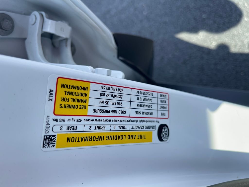 Used 2025 White Chevrolet 2RS image 24