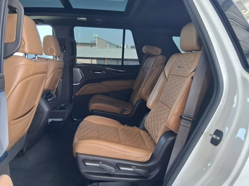 Used 2022 CRYSTAL WHITE TRICOAT Cadillac Premium Luxury image 25