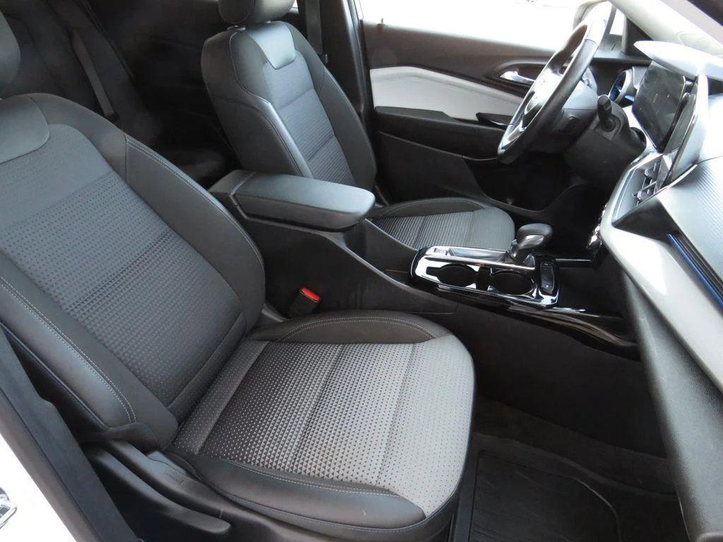 Used 2024 Summit White Chevrolet LT image 24