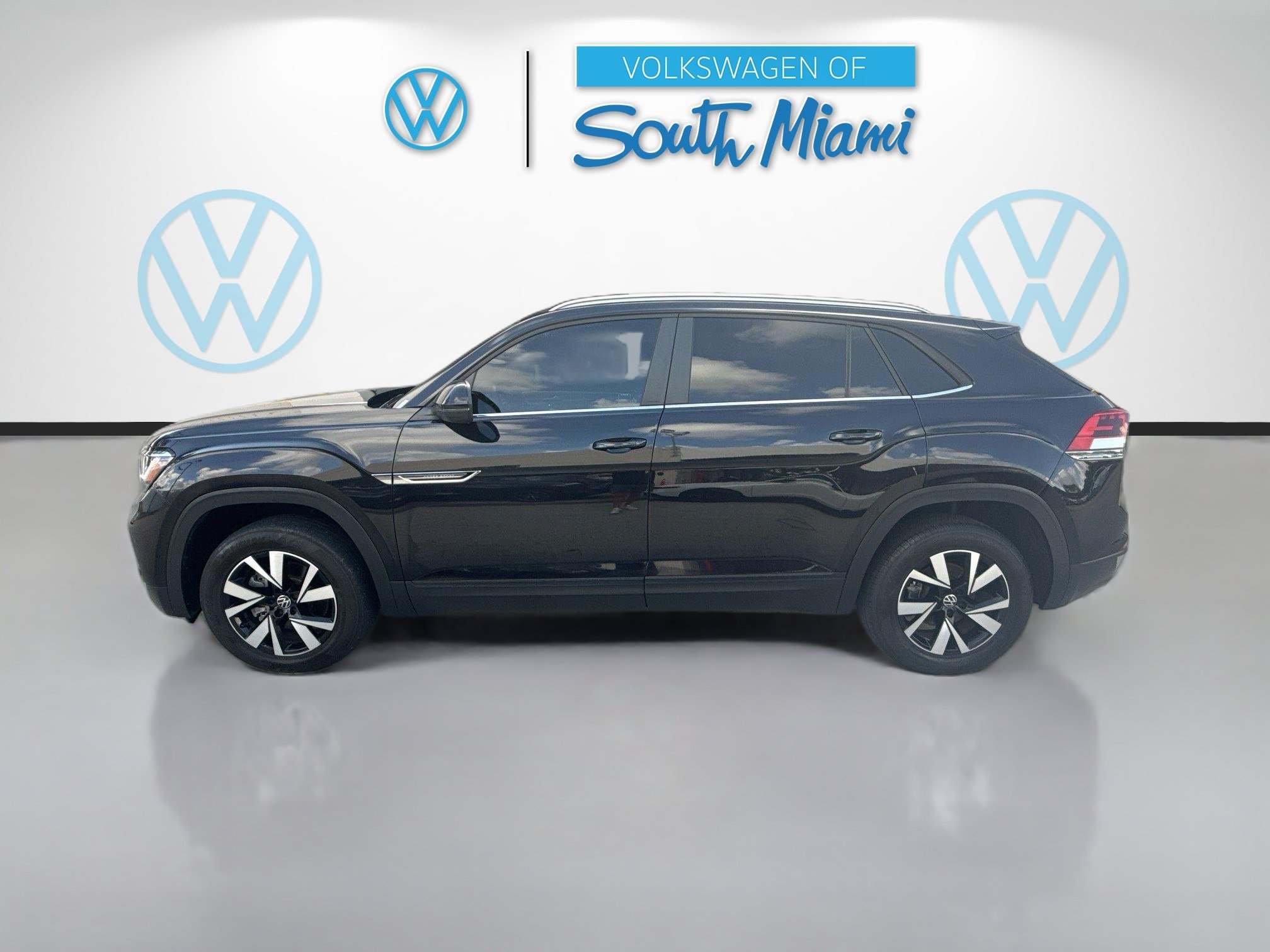 Certified Used 2022 Deep Black Volkswagen 2.0T SE image 4