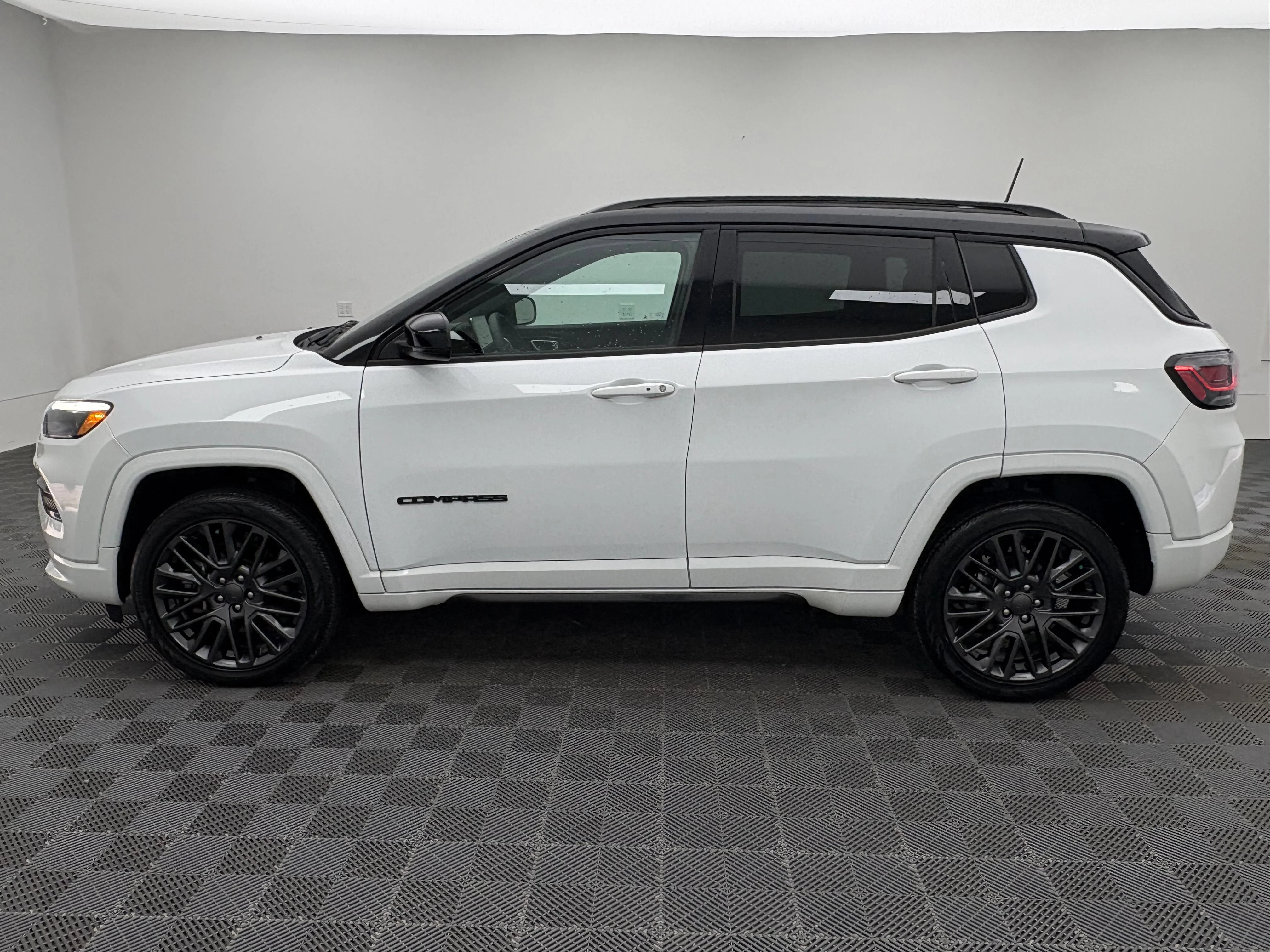 Used 2023 White Jeep High Altitude image 11