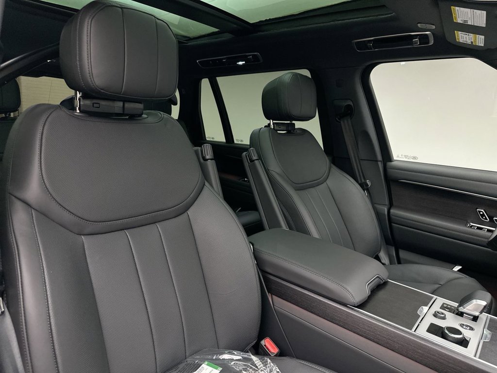 New 2027 Santorini Black Metallic Land Rover SE image 6