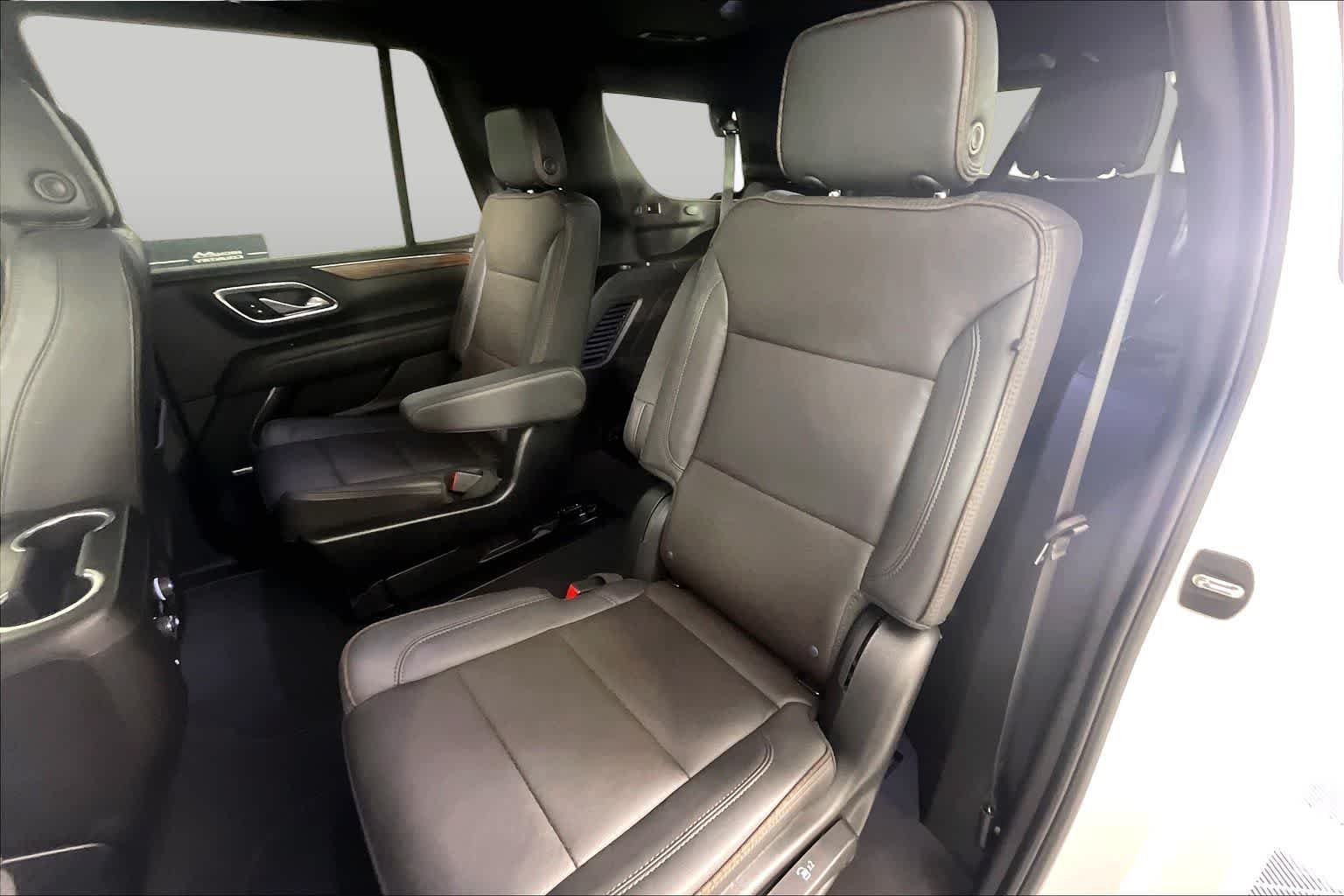 Used 2023 Iridescent Pearl Tricoat Chevrolet High Country image 17