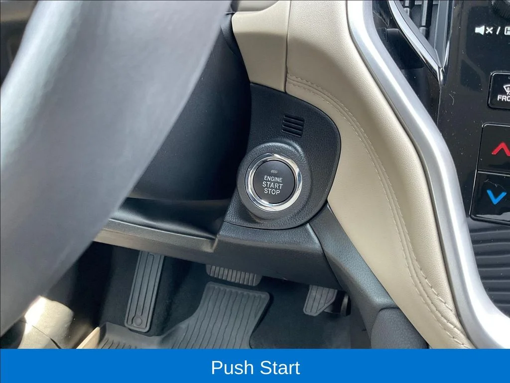 Used 2025 Crystal White Pearl Subaru Limited image 22