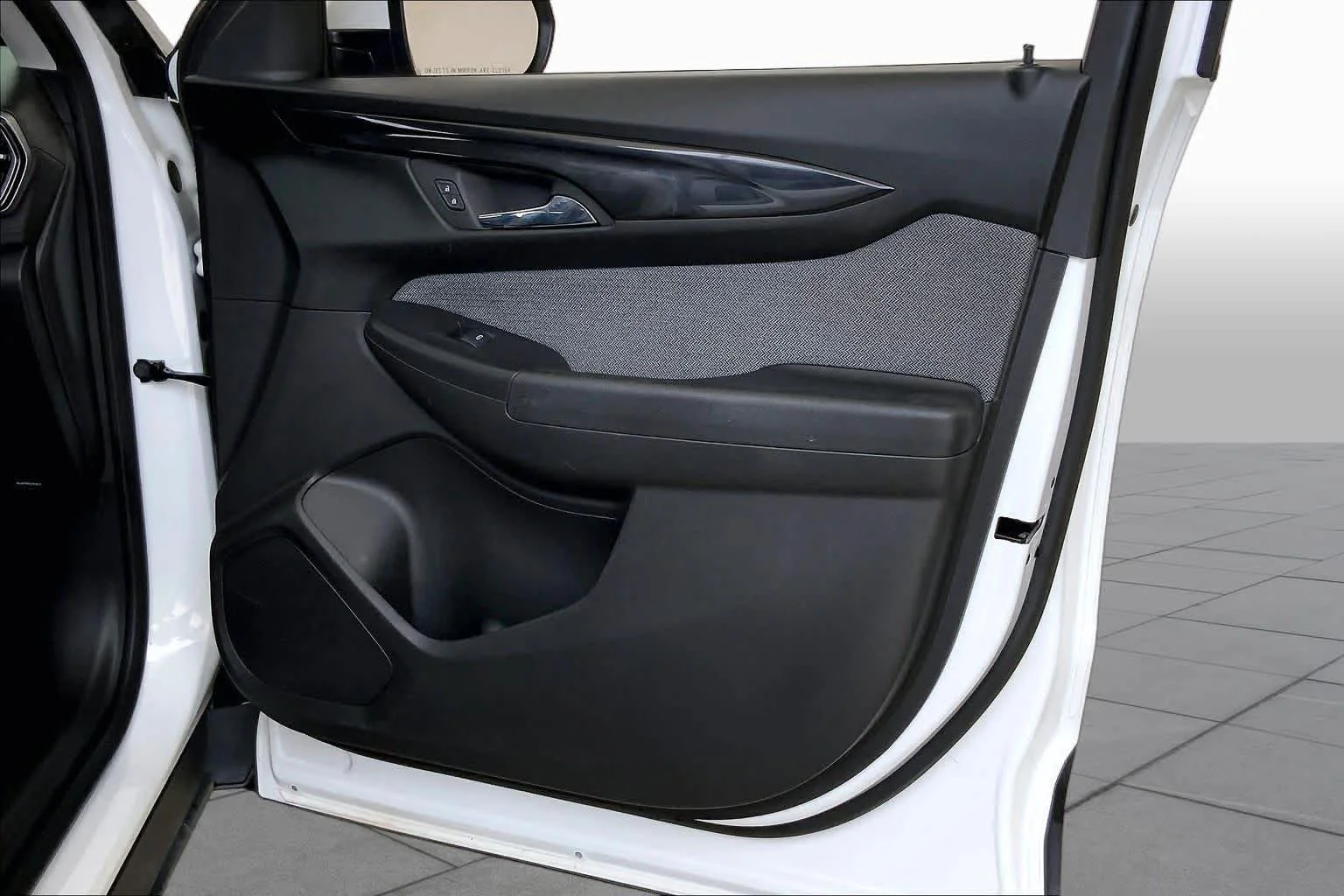Used 2025 Summit White Chevrolet LT image 23