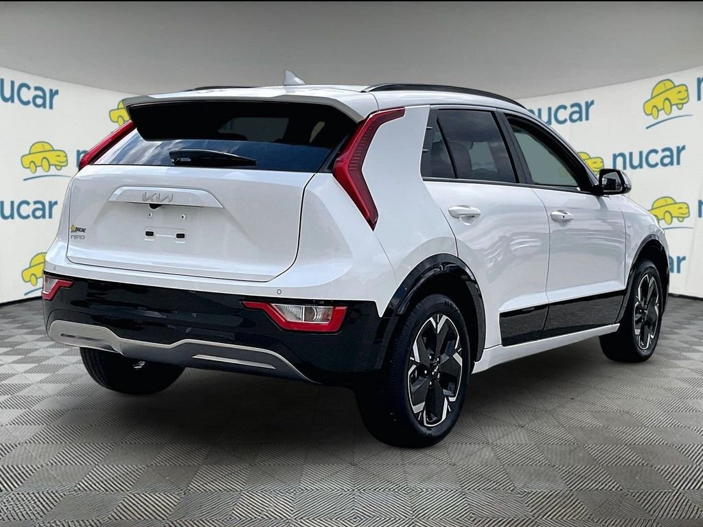 Used 2023 White Kia Wind image 6