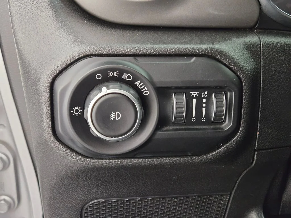 Used 2021 Silver Jeep Unlimited Sahara image 35